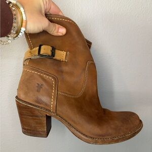 Women’s Frye Carmen Harness short  size 8.5